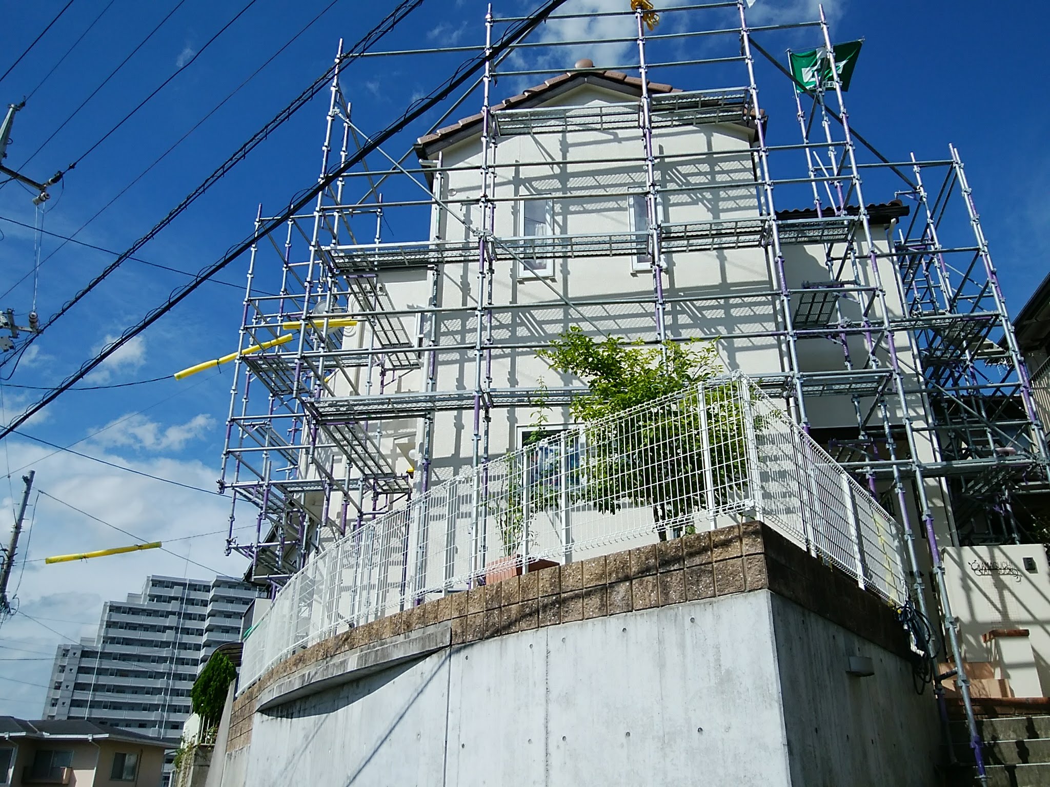 高低差がある現場の足場組み立て スタッフブログ 広島 廿日市 東広島のリフォームなら山根木材